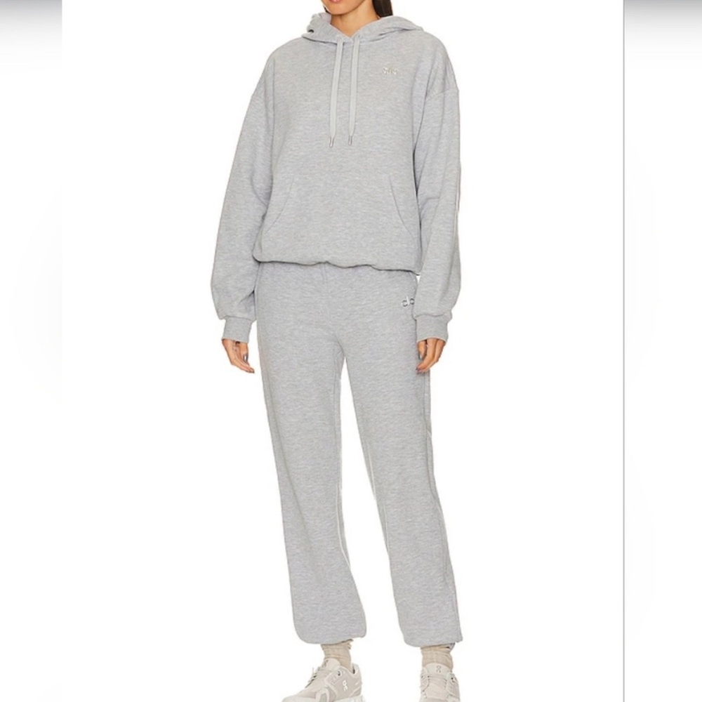 ALO Accolade Gray Sweatshirt & Joggers Set